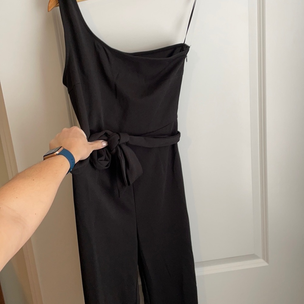 NWT 🖤 black one shoulder jumpsuit with tie belt